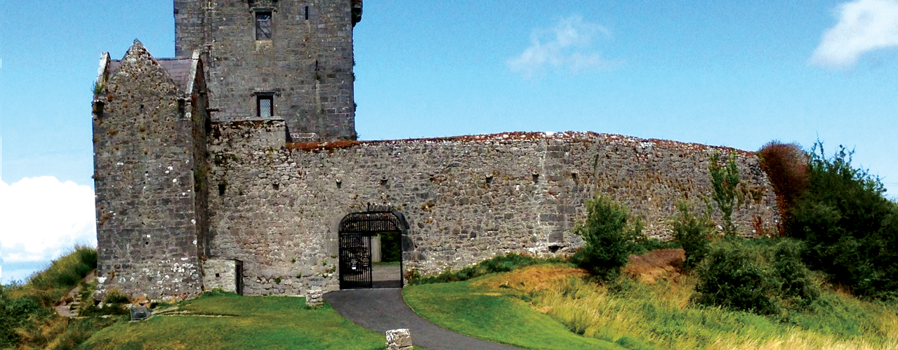 Dunguaire_Castle,_Galway,_Ireland