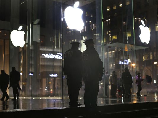 635947905176938312-AP-Apple-Encryption-Protests
